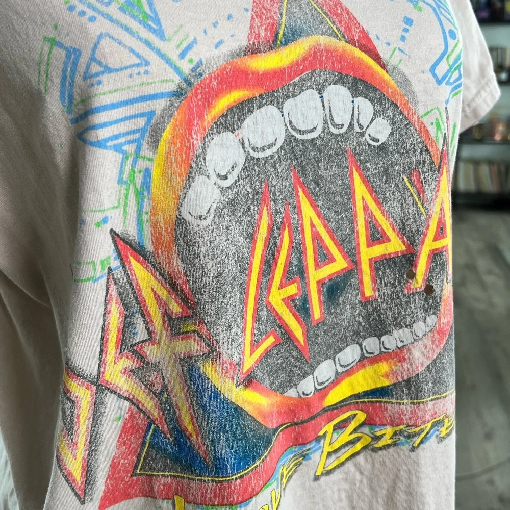 Def Leppard Graphic Tshirt - Picture 7 of 9